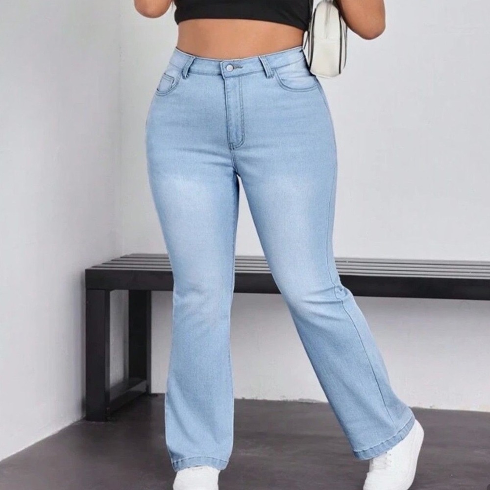 Shein‎ Curve 2XL Light Wash Flare Jeans Y2K Bootcut Stretch Denim Model Off Duty